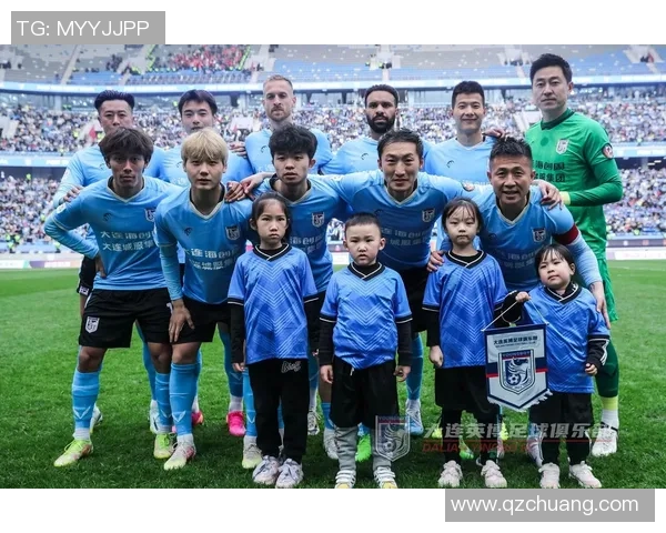 帅气足球球星九宫格照片展现足球场上的英姿飒爽与非凡魅力